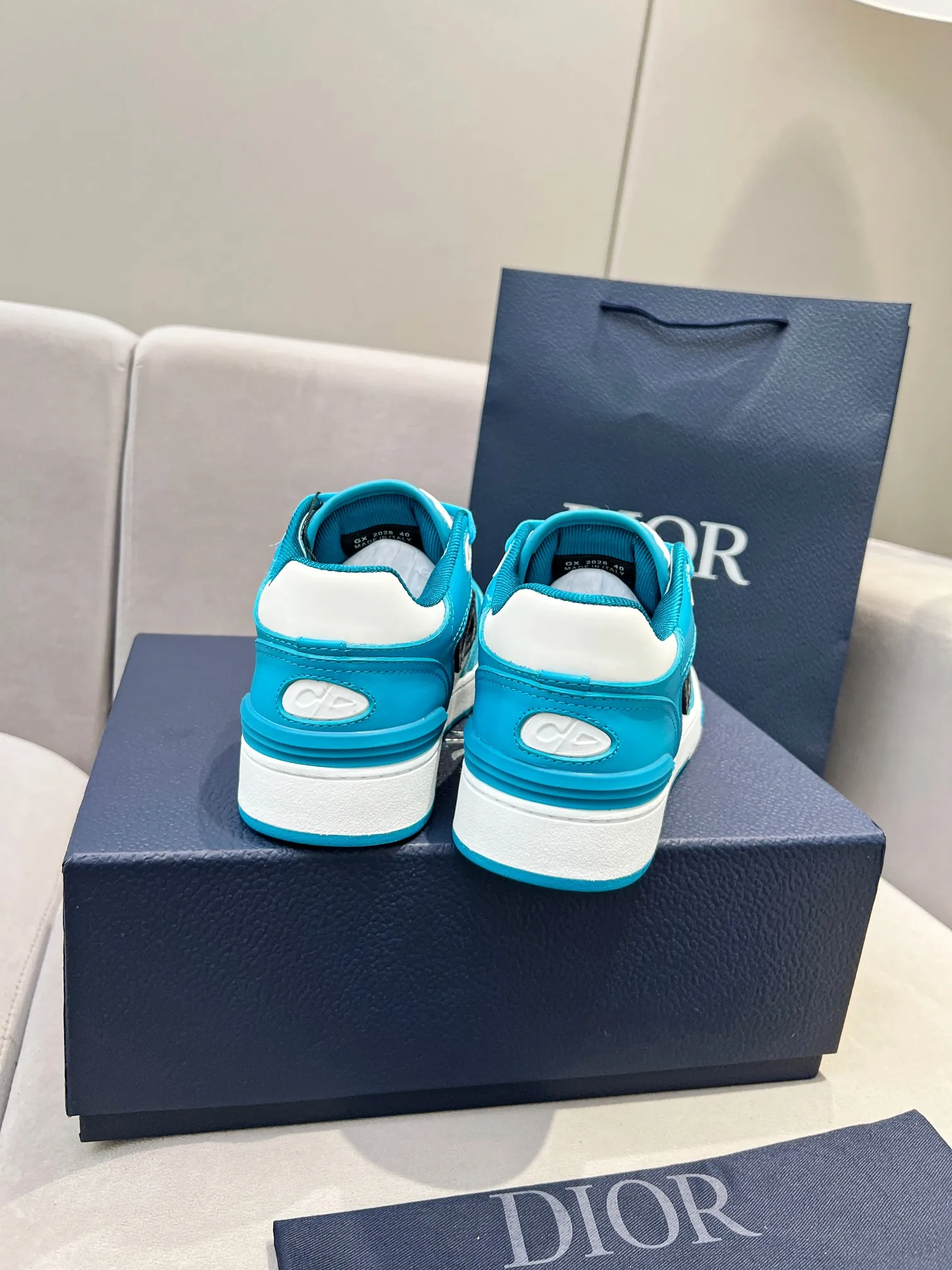 Men's Men's Shoes 💰600 Dior DiorB57 top version of low-top sneakers! ! ! Green with beige smooth first-layer cowhide, fully oiled edges, T men's shoes 💰U outsole.  The 2024 autumn men's wear series has made a wonderful debut, a new classic item launched by Dior. Crafted from smooth first-grain cow leather in vibrant green and beige, it's accented with tonal Oblique embossed labels on the sides. The distinctive laces of the same color match the color of the shoe body, and the opening and closing are decorated with various classic details on the tongue, sole and back side to enhance the style. The eyelet details, upper stitching and heel strip panels of the same color highlight the dynamic charm of its sports style. Exclusive two-color molded T men's shoes 💰U outsole is light, comfortable, non-slip and wear-resistant, the mesh lining and feet are customized with original colors, soft and breathable. Exquisite production technology highlights the grade, and can be matched with all kinds of clothing to create a refined look.